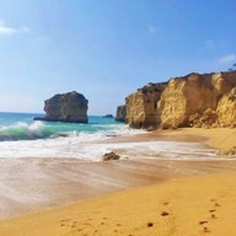 Playa de San Rafael en Albufeira, con acantilados y arena dorada
