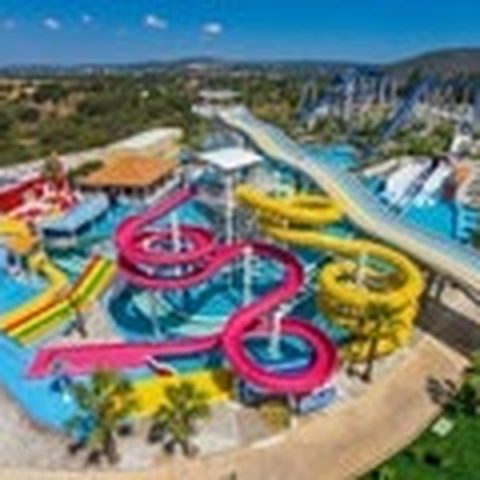 Vista aérea del parque acuático Aquashow Park del Algarve