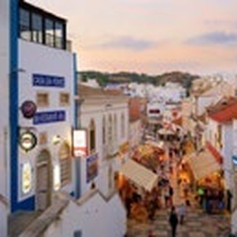 Calle del casco antiguo de Albufeira con casas blancas y terrazas