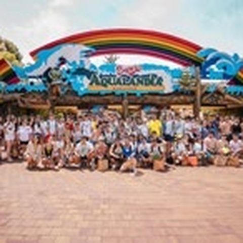 Estudiantes en la entrada del parque acuático Aqualandia de Benidorm