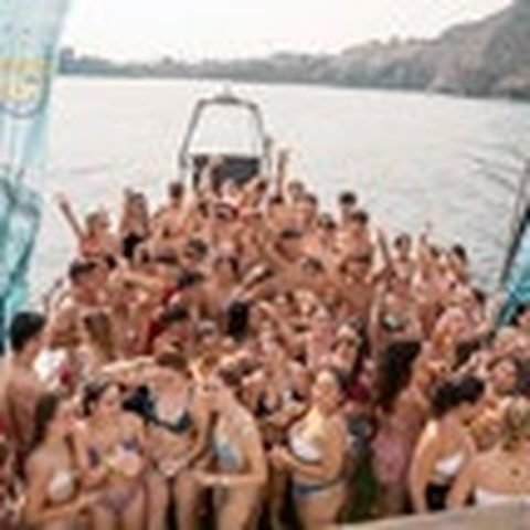 Boat party con estudiantes frente a la costa de Gandía