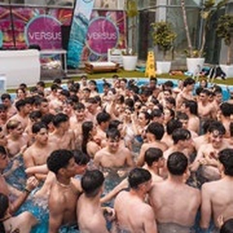 Pool party de estudiantes en la piscina del hotel de Gandía