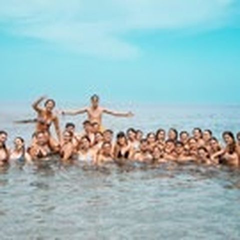 Grupo de estudiantes bañándose en la Playa de los Muertos de Mojácar