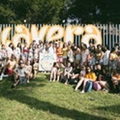 Estudiantes en la entrada del parque acuático Aquavera