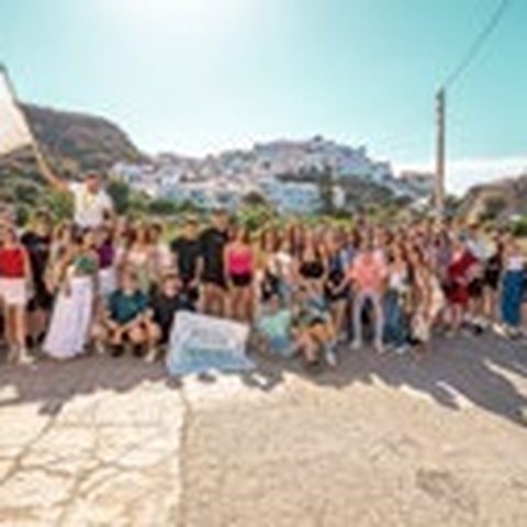 Grupo de estudiantes en el pueblo blanco de Mojácar