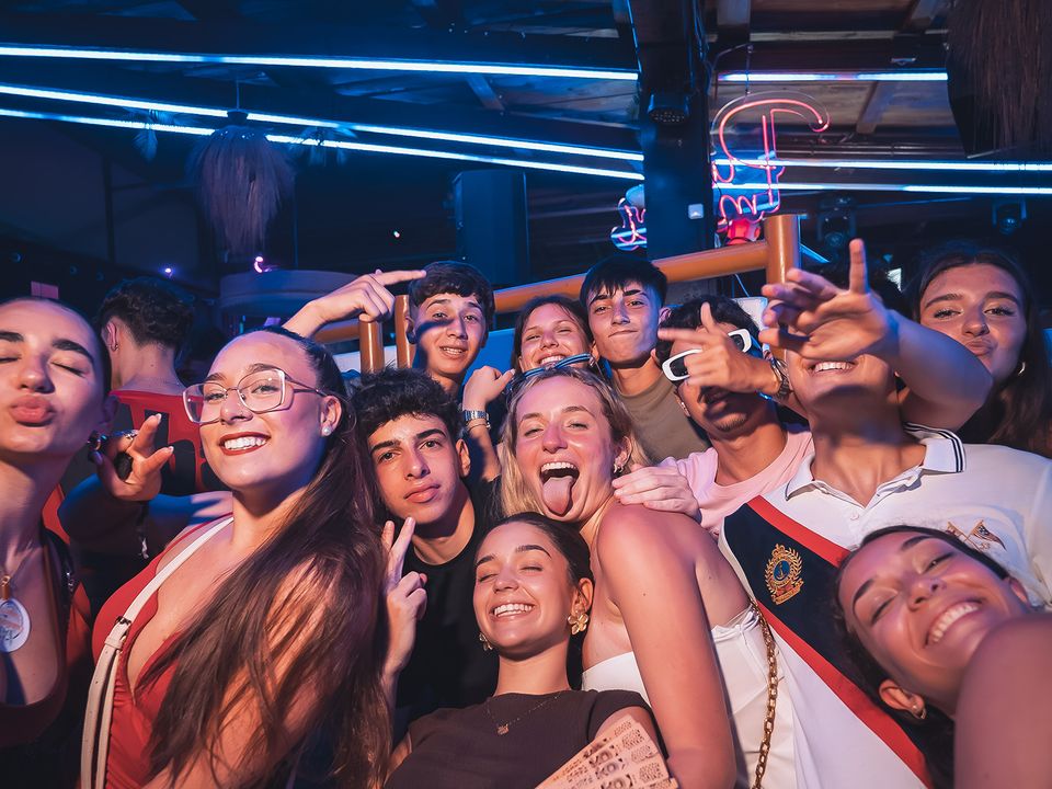 Fiesta en barco con estudiantes en la costa de Mojácar