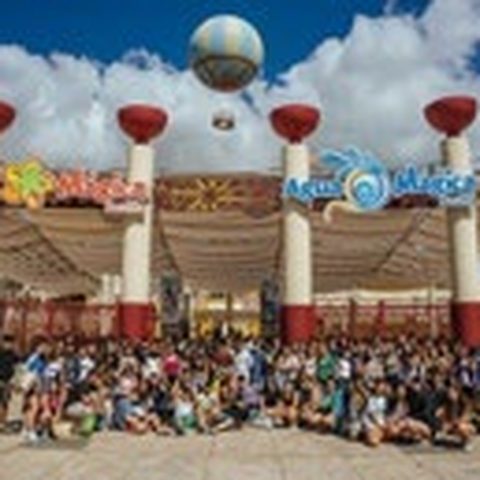Estudiantes en la entrada del parque temático Isla Mágica
